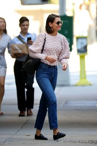 katie-holmes-in-a-sweater-and-jeans-new-york-city-09-16-2018-1.thumb.jpg.718cd12e757969fab607f38cd60df462.jpg