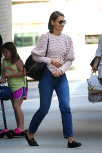 katie-holmes-in-a-sweater-and-jeans-new-york-city-09-16-2018-4.jpg