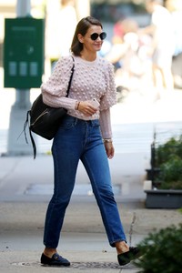 katie-holmes-in-a-sweater-and-jeans-new-york-city-09-16-2018-5.jpg