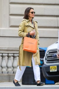katie-holmes-out-on-madison-avenue-in-new-york-09-24-2018-1.thumb.jpg.dca93bbbddbef03aade73a10b946d10f.jpg