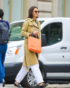 katie-holmes-out-on-madison-avenue-in-new-york-09-24-2018-4.thumb.jpg.6cfde69374ffe665d1ac9fb995cd22e5.jpg