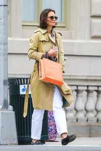 katie-holmes-out-on-madison-avenue-in-new-york-09-24-2018-5.thumb.jpg.0d2e39c89ca31ea6bb0956b1f729435b.jpg