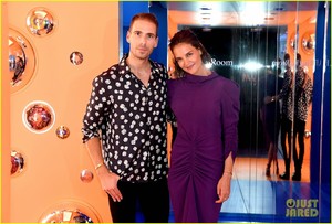 katie-holmes-supports-simon-hucks-a-human-opening-02.thumb.jpg.9ad1121a3c30d90a856cbf7e4094c48e.jpg