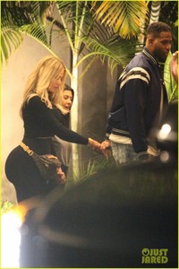 khloe-kardashian-tristan-thompson-hold-hands-on-date-night-01.jpg