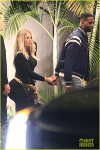 khloe-kardashian-tristan-thompson-hold-hands-on-date-night-03.jpg