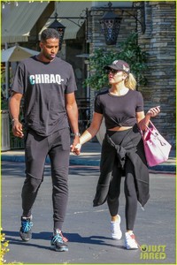 khloe-kardashian-tristan-thompson-movie-september-2018-03.thumb.jpg.bf66424651c09a392e7c3038e65fbbc7.jpg