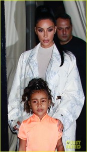 kim-kardashian-daughter-north-step-out-for-dinner-in-nyc-02.jpg