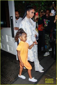 kim-kardashian-daughter-north-step-out-for-dinner-in-nyc-03.jpg