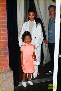 kim-kardashian-daughter-north-step-out-for-dinner-in-nyc-05.jpg