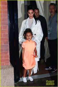 kim-kardashian-daughter-north-step-out-for-dinner-in-nyc-06.jpg