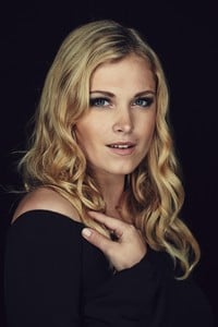 kinopoisk.ru-Eliza-Taylor-2452351.jpg