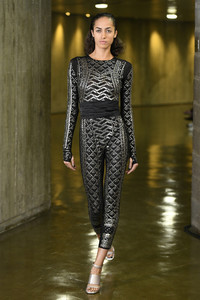 koche-rtw-spring-2019-paris-fashion-week-pfw-058(1).thumb.jpg.c311a72373b0fafd7851334904af7c10.jpg