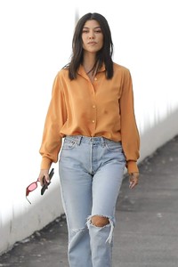 kourtney-kardashian-casual-style-leaving-the-studio-in-calabasas-09-12-2018-0.jpg