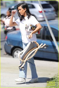 kourtney-kardashian-donates-toys-to-charity-as-kim-runs-errands-in-la-03.thumb.jpg.1df4d84b61f5d3b5155833e7d3522f79.jpg