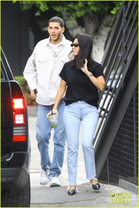 kourtney-kardashian-hangs-out-with-singer-fai-khadra-in-weho-01.jpg