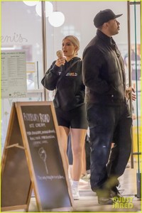 kylie-jenner-ice-cream-september-2018-02.jpg