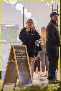 kylie-jenner-ice-cream-september-2018-04.jpg