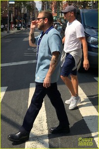 leonardo-dicaprio-jonah-hill-reunite-for-lunch-in-nyc-05.jpg