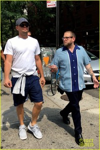 leonardo-dicaprio-jonah-hill-reunite-for-lunch-in-nyc-08.jpg