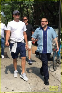 leonardo-dicaprio-jonah-hill-reunite-for-lunch-in-nyc-12.jpg