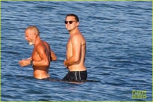 leonardo-dicaprio-shirtless-at-the-beach-01.jpg