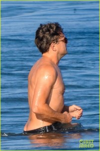 leonardo-dicaprio-shirtless-at-the-beach-02.jpg