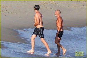 leonardo-dicaprio-shirtless-at-the-beach-03.jpg
