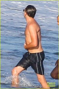 leonardo-dicaprio-shirtless-at-the-beach-05.jpg
