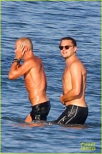 leonardo-dicaprio-shirtless-at-the-beach-06.jpg