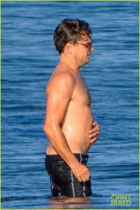 leonardo-dicaprio-shirtless-at-the-beach-07.jpg