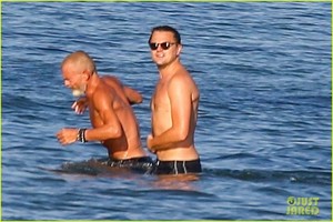 leonardo-dicaprio-shirtless-at-the-beach-08.jpg