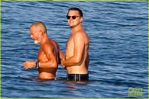leonardo-dicaprio-shirtless-at-the-beach-09.jpg