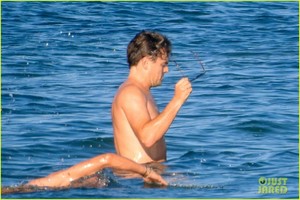 leonardo-dicaprio-shirtless-at-the-beach-11.jpg
