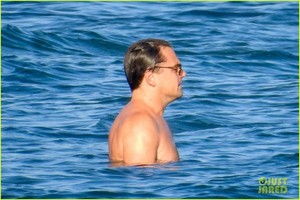 leonardo-dicaprio-shirtless-at-the-beach-12.jpg