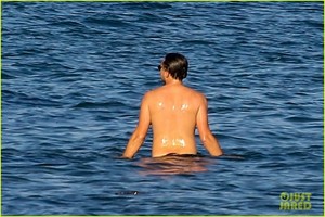 leonardo-dicaprio-shirtless-at-the-beach-13.jpg