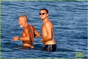 leonardo-dicaprio-shirtless-at-the-beach-15.jpg