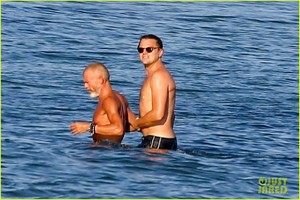 leonardo-dicaprio-shirtless-at-the-beach-16.jpg