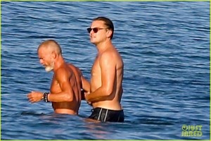 leonardo-dicaprio-shirtless-at-the-beach-17.jpg