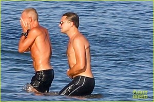 leonardo-dicaprio-shirtless-at-the-beach-19.jpg