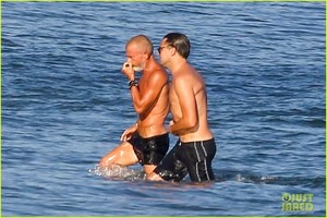 leonardo-dicaprio-shirtless-at-the-beach-20.jpg