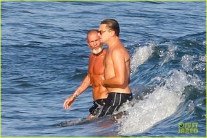 leonardo-dicaprio-shirtless-at-the-beach-21.jpg