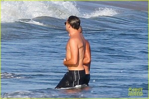 leonardo-dicaprio-shirtless-at-the-beach-22.jpg