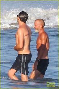leonardo-dicaprio-shirtless-at-the-beach-23.jpg