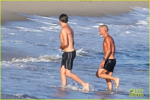 leonardo-dicaprio-shirtless-at-the-beach-24.jpg