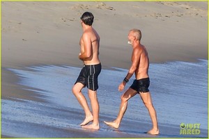 leonardo-dicaprio-shirtless-at-the-beach-25.jpg