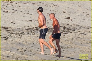 leonardo-dicaprio-shirtless-at-the-beach-26.jpg