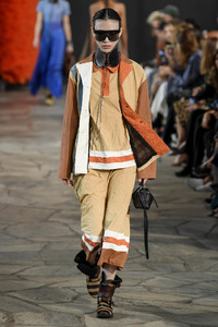loewe-ggrtw-spring-2019-paris-fashion-week142(1).thumb.jpg.8f03feb7c22cfee561d0315761a73d10.jpg