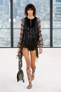 longchamp-rtw-s19-16(1).thumb.jpg.fcb0fa42f936f5e057a03d4fc0976dbe.jpg