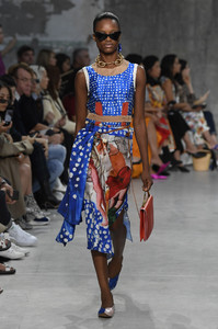 marni-rtw-spring-2019-milan-fashion-week-ffw-033(1).thumb.jpg.75bdfaa63a4419efc5d484704c5efc42.jpg
