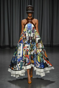 mary-katrantzou-rtw-spring-2019-london-fashion-week-552(1).thumb.jpg.cdcd135e64ae1dbdf176214abd543019.jpg